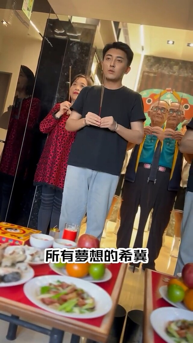 張柏謙新家開箱祭拜地基主。圖/取自張柏謙Brade臉書粉絲團